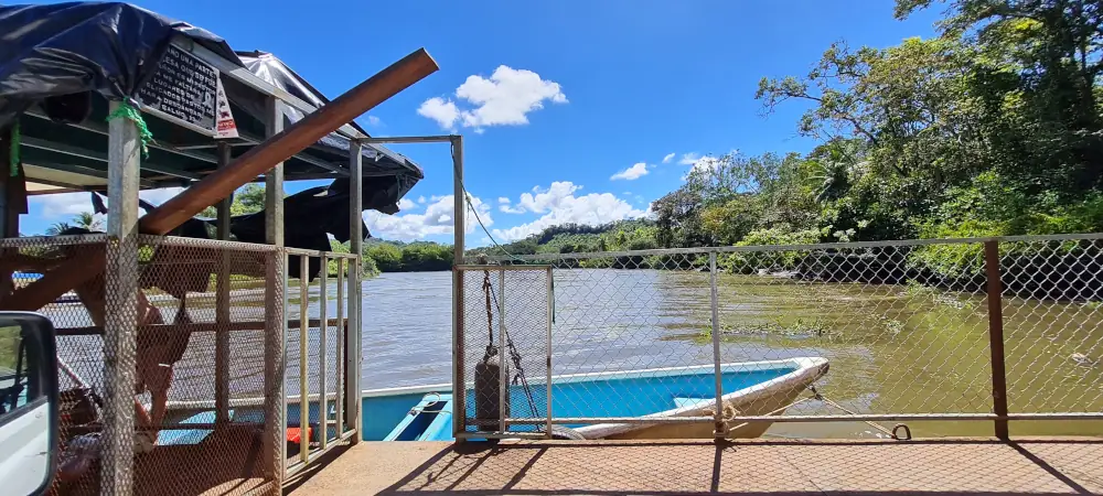 La barque sert de moteur au bac