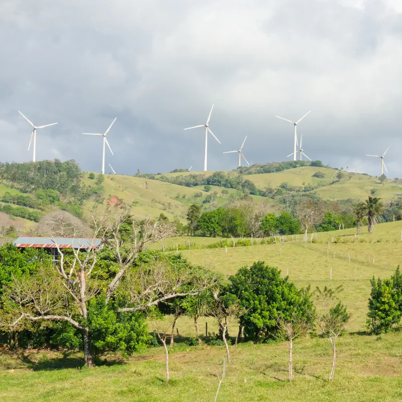 Eoliennes modernes à l'horizon