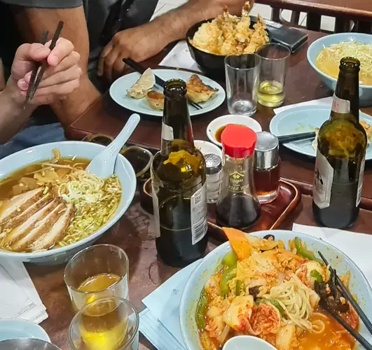 Lamens, gyozas et crevettes panées