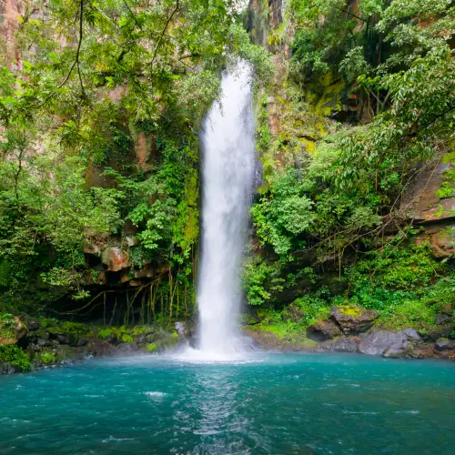 Cascade La Cangreja et son bassin bleu turquoise