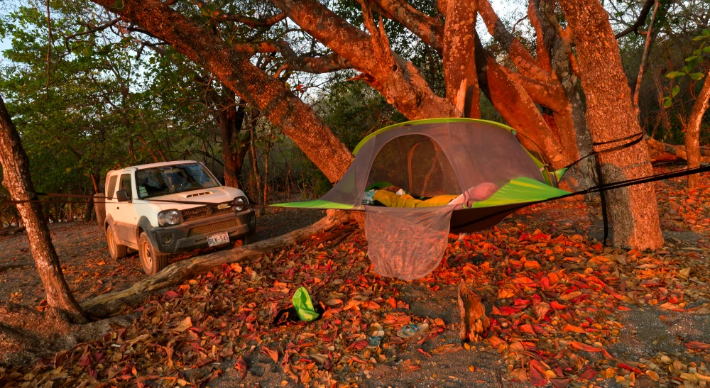 Tente suspendue sur la plage de Montezuma