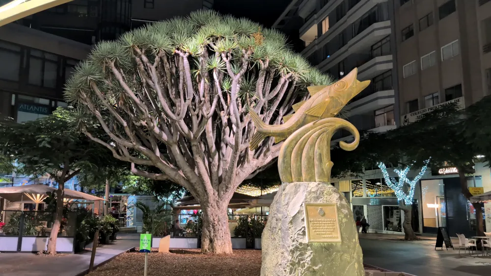 Dragonnier et statue de poisson