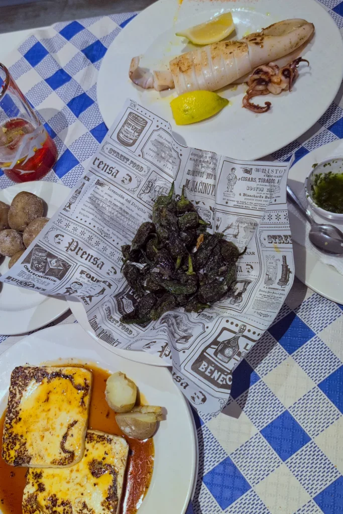Pimientos de padron et halloumi rôti dans du sirop de datte
