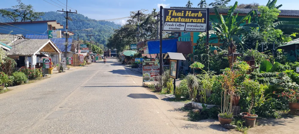 Rue principale de Khao Sok