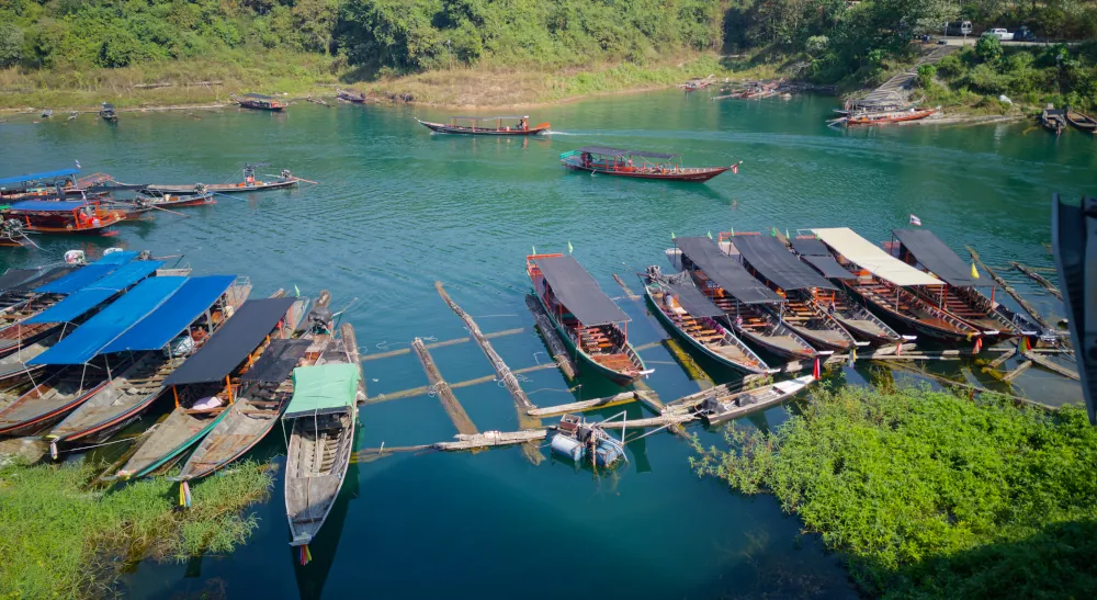 Embarcadère sur le lac Cheow Lan