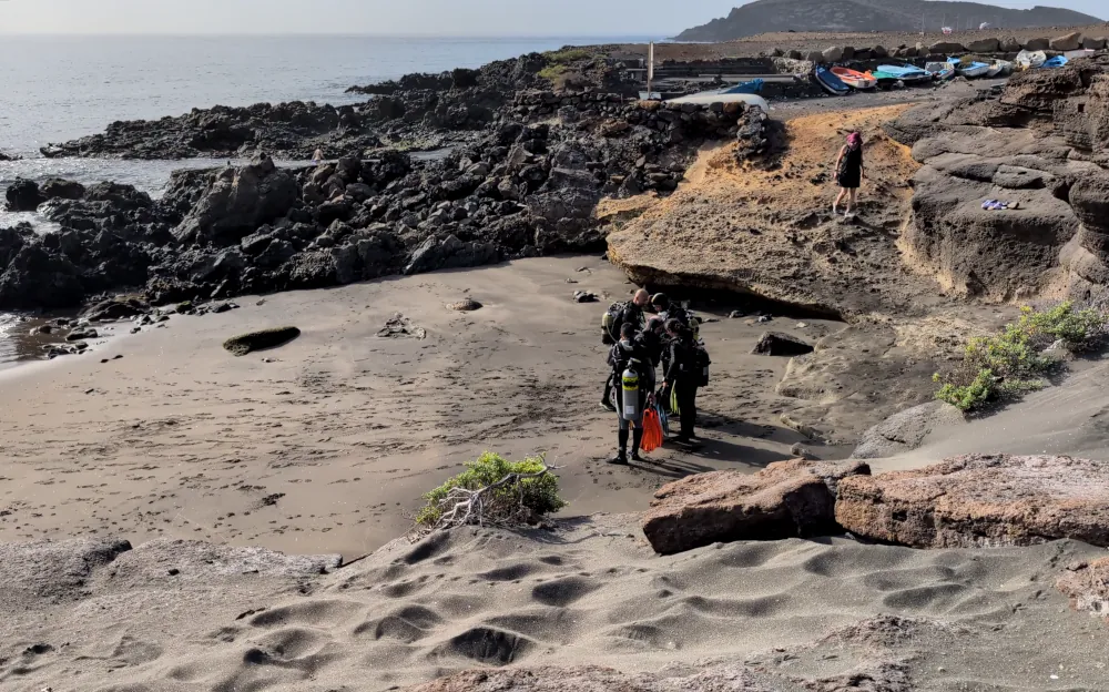 Plongeurs sur la plage d'Abades