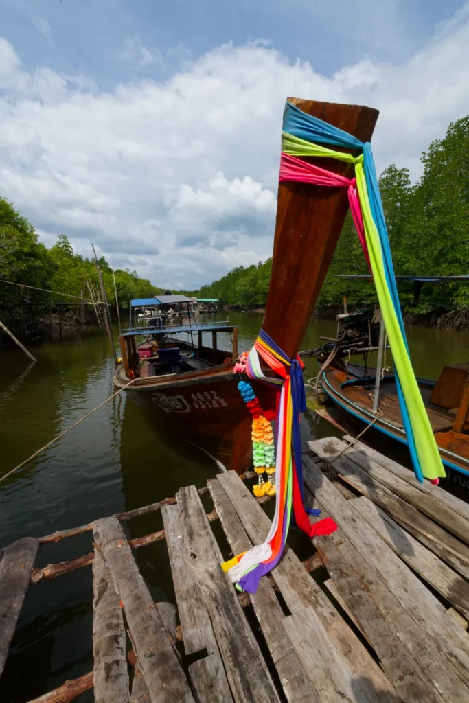 Longtail boat en attente de sa prochaine excursion
