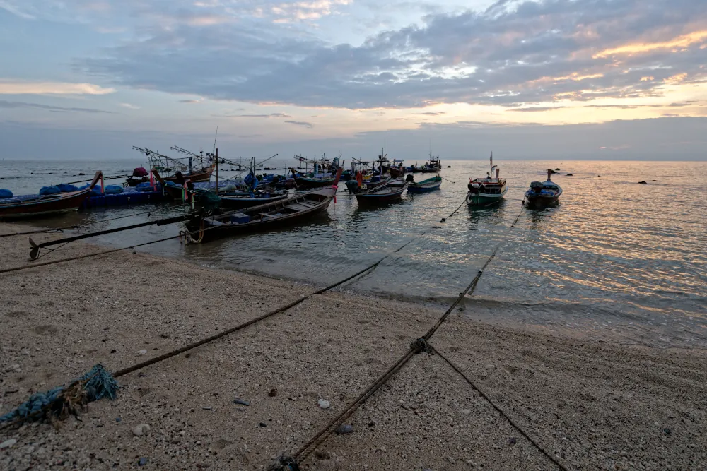 Coucher de soleil sur les bateaux de pêcheurs