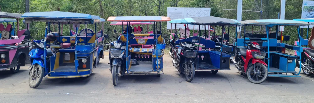 Les tuks-tuks attendent dès la sortie de l'embarcadère