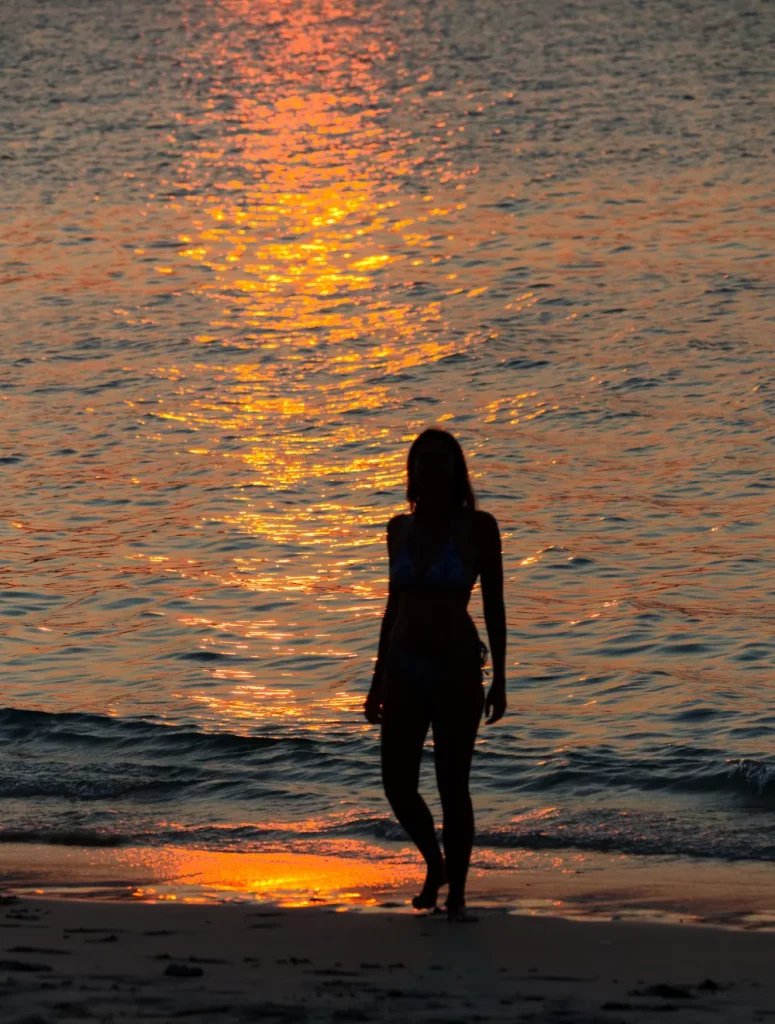 Plage au coucher de soleil devant le Barefoot Project