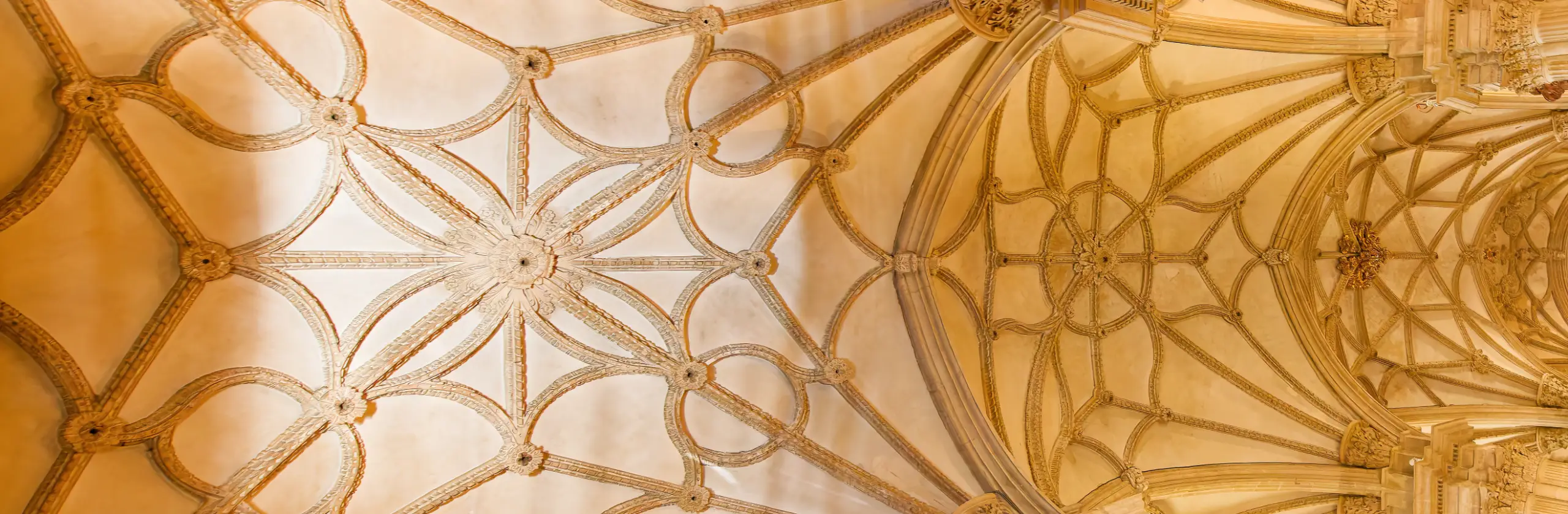 Guadix, Grenade et Malaga : voyage insolite entre palais nasrides, maisons troglodytes et tapas andalouses