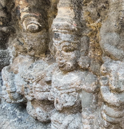 Gravure à l'entrée du temple