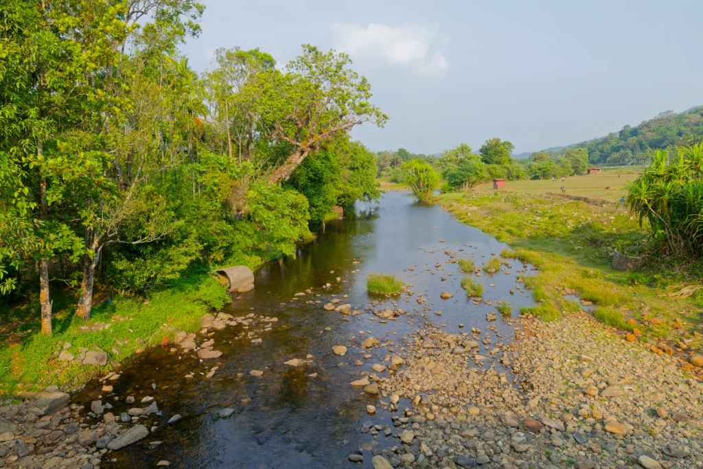 Rivière au pied du Klov Resort